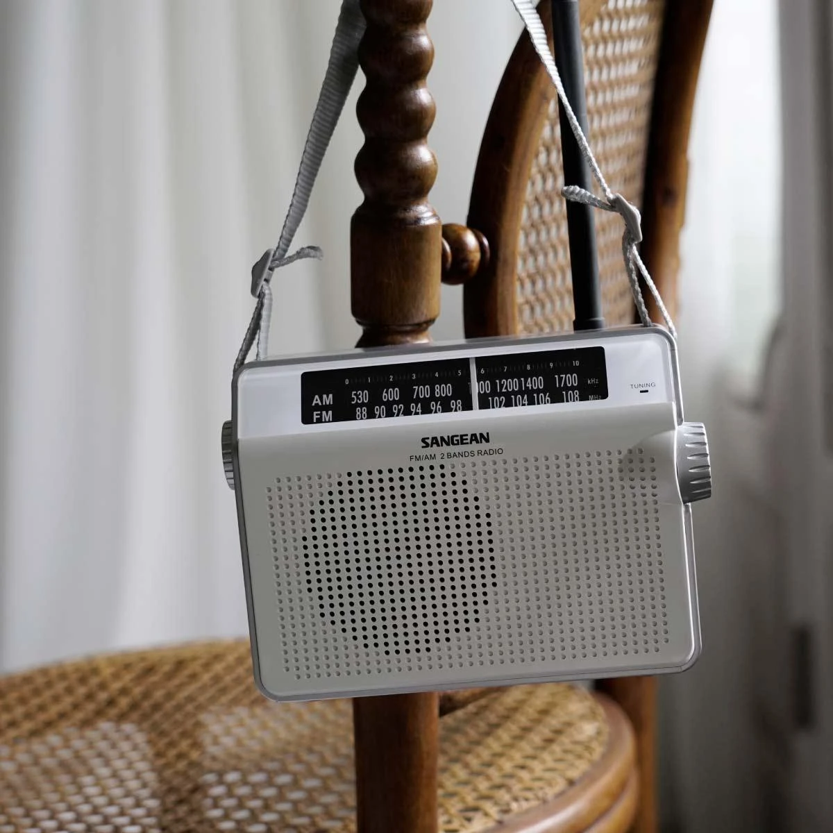 Retro radijas su dirželiu Sangean AM / FM baltas / PR-D6