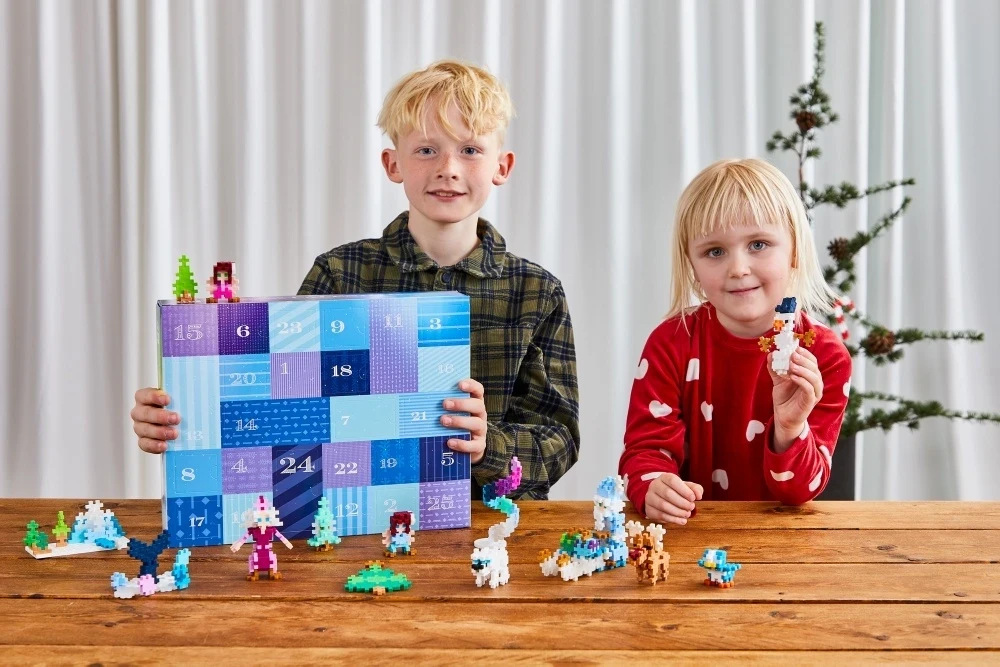 Advento kalendorius su konstruktoriaus detalėmis „Plus-Plus Santa's Northern Lights Adventure“, 600 detalių
