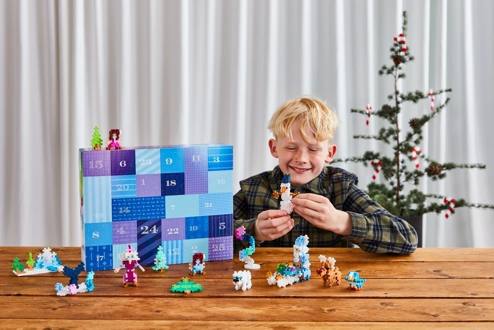 Advento kalendorius su konstruktoriaus detalėmis „Plus-Plus Santa's Northern Lights Adventure“, 600 detalių