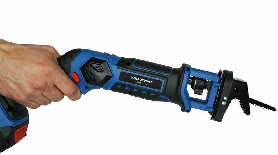 Blaupunkt CR5010 tiesinis pjūklas rankoje