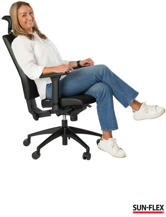 Biuro kėdė SUN-FLEX su atlošta nugaros atrama ir sėdinčiu žmogumi