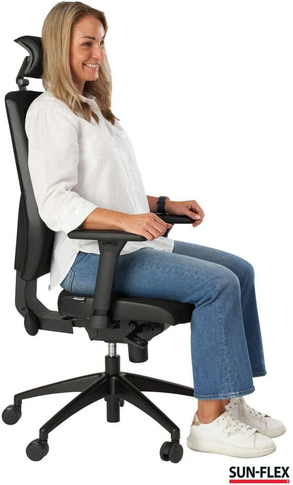 Biuro kėdė SUN-FLEX HB Onyx su sėdinčiu žmogumi