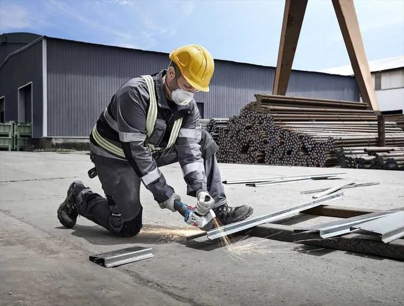 Bosch kampinis šlifuoklis pjaunantis metalinį profilį