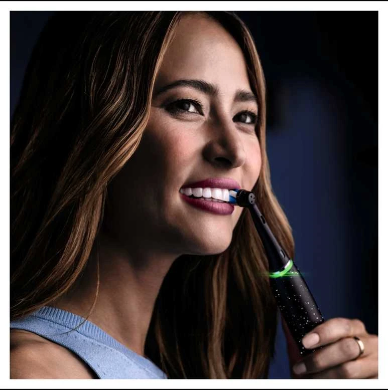 Oral-B iO10 juodas šepetėlis naudojimo metu