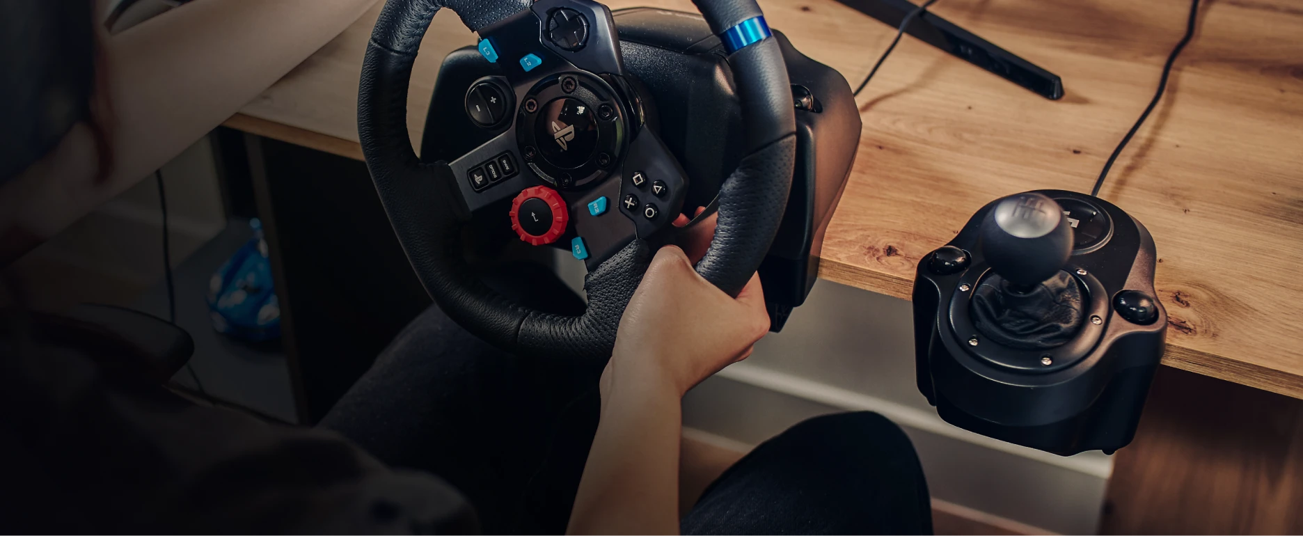 Logitech G29 SE Driving Force žaidimų vairas su pedalais, su „Force Feedback“ technologija + Logitech G Driving Force pavarų perjungimo svirtis, skirta PS5, PS4 ir PC (991-000557) aprašymas - Prekės nuotrauka
