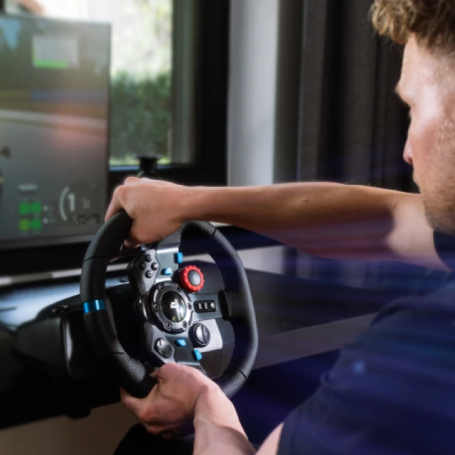 Logitech G29 SE Driving Force žaidimų vairas su pedalais, su „Force Feedback“ technologija + Logitech G Driving Force pavarų perjungimo svirtis, skirta PS5, PS4 ir PC (991-000557) aprašymas - Prekės nuotrauka