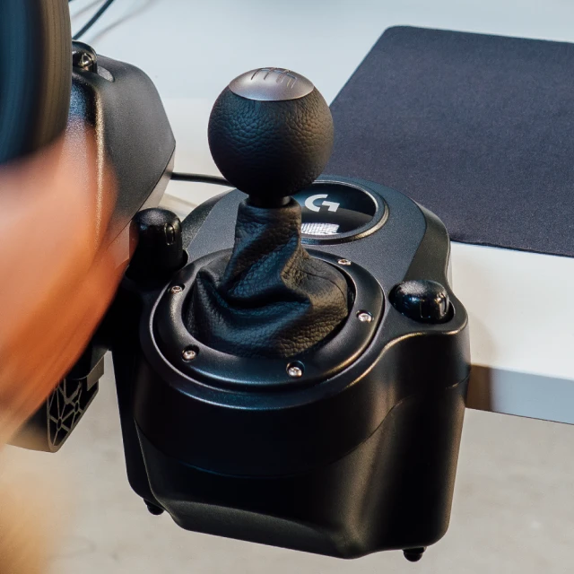 Logitech G29 SE Driving Force žaidimų vairas su pedalais, su „Force Feedback“ technologija + Logitech G Driving Force pavarų perjungimo svirtis, skirta PS5, PS4 ir PC (991-000557) aprašymas - Prekės nuotrauka