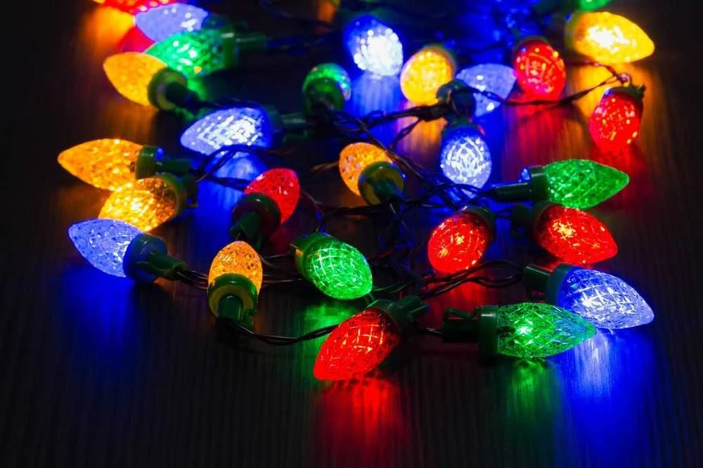 Finnlumor retro stiliaus LED Kalėdinė girlianda „Kankorėžiai“, 40 lempučių, spalvota