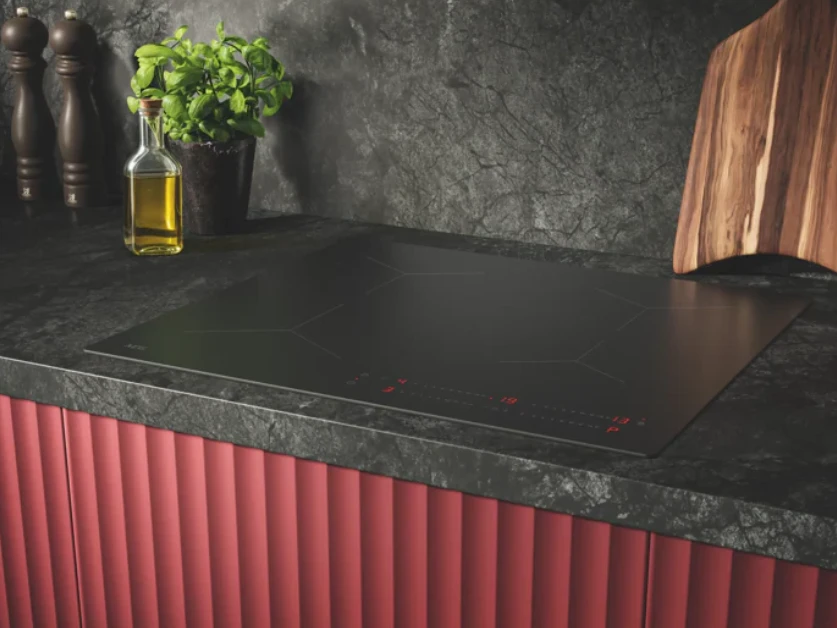 Indukcinė kaitlentė AEG 5000 OIO64A00IT, 58 cm, SaphirMatt SE, Hob2Hood, PowerBoost, juoda/matinė