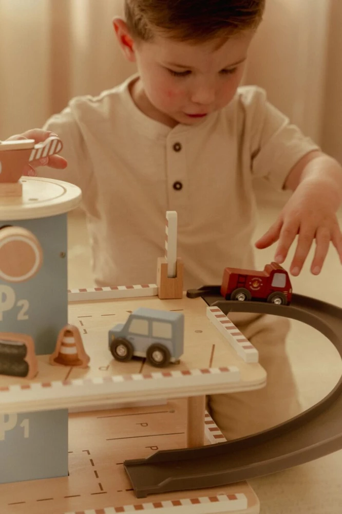 Little Dutch medinė automobilių stovėjimo aikštelė