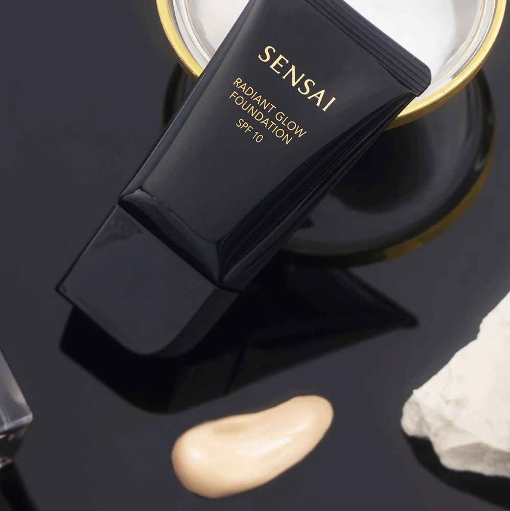 „Sensai Radiant Glow“ makiažo pagrindas SPF10 204 – medaus rudas, 30 ml