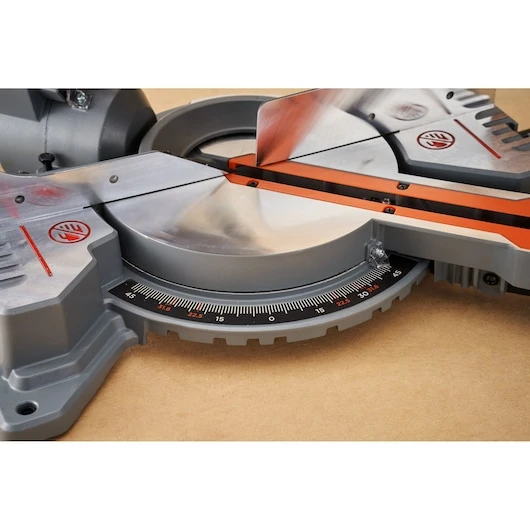 Skersinio pjovimo staklės Black & Decker BES702-QS, 1500W, 216 mm
