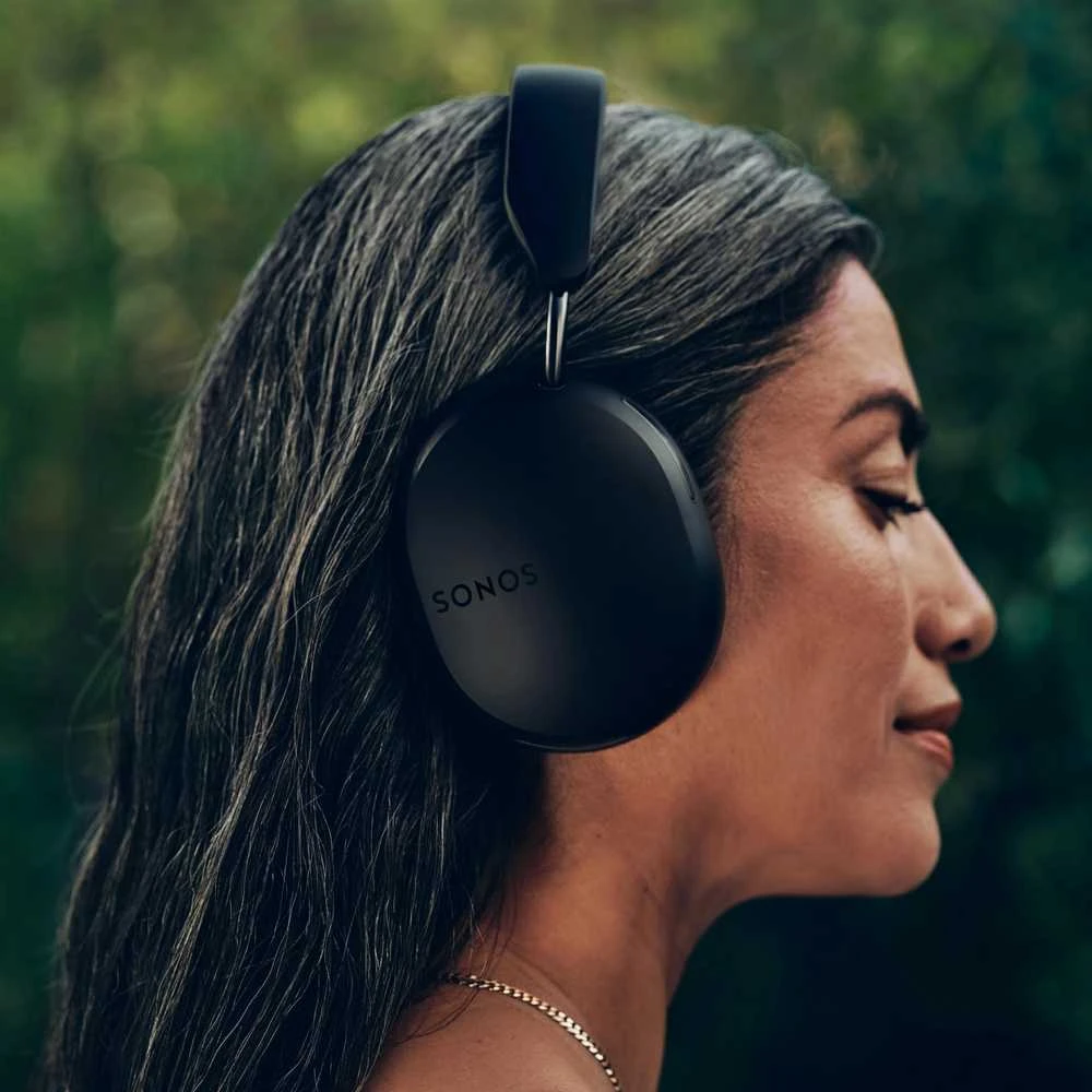 Sonos Ace juodos ausinės ant galvos