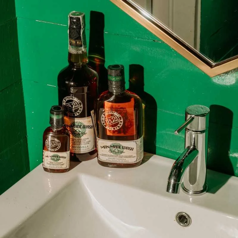 Daugiafunkcė priemonė vyrams 3 in 1: stiprinamasis šampūnas, kondicionierius ir kūno prausiklis viename 18.21 Man Made Wash Spiced Vanilla, 946 ml