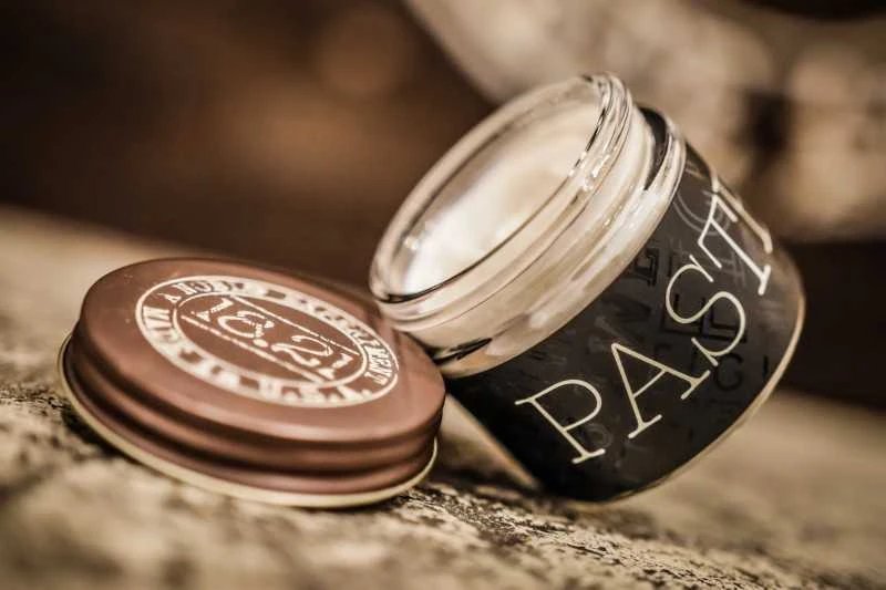 18.21 Man Made Paste Sweet Tobacco plaukų formavimo pasta, 56,7 g
