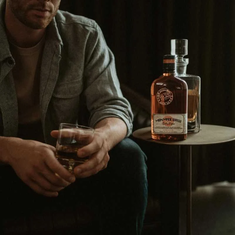 Daugiafunkcė priemonė vyrams 3 in 1: stiprinamasis šampūnas, kondicionierius ir kūno prausiklis viename 18.21 Man Made Wash Noble Oud, 946 ml