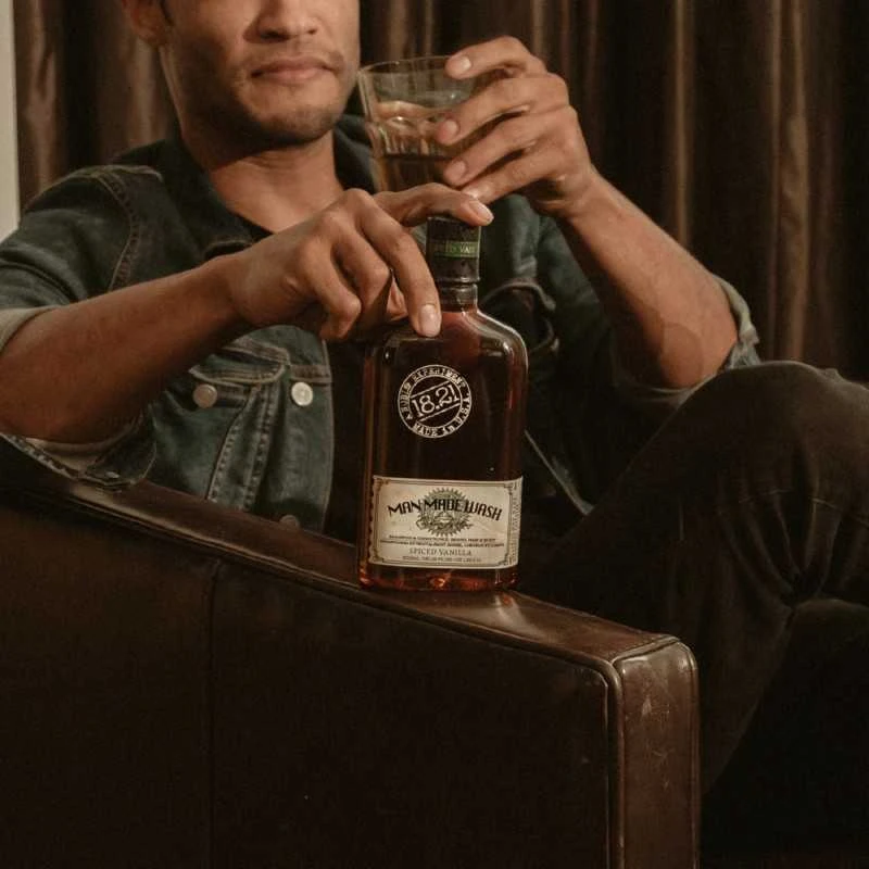 18.21 Man Made Wash Spiced Vanilla daugiafunkcė priemonė vyrams 3in1: šampūnas, kondicionierius ir kūno prausiklis viename, 530 ml