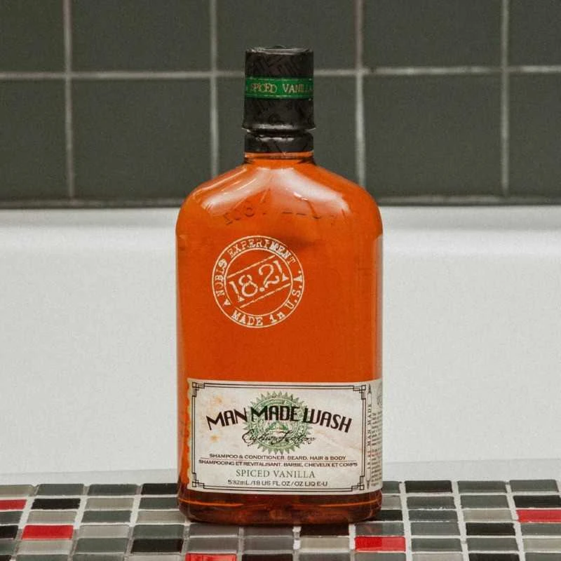 18.21 Man Made Wash Spiced Vanilla daugiafunkcė priemonė vyrams 3in1: šampūnas, kondicionierius ir kūno prausiklis viename, 530 ml