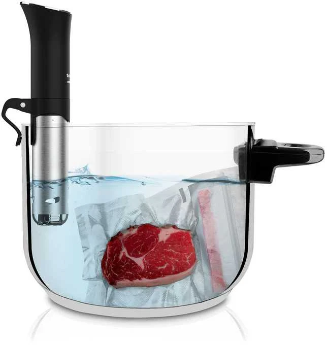 Sous vide cirkuliatorius puode su mėsos pakuote
