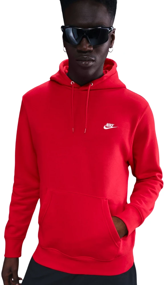 Raudonas Nike džemperis su gobtuvu modelio aprangoje