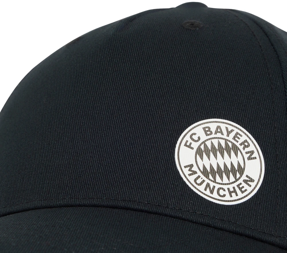 Kepurė adidas FC Bayern Miuncheno „Essentials“ kepuraitė su snapeliu, juoda, IA2335