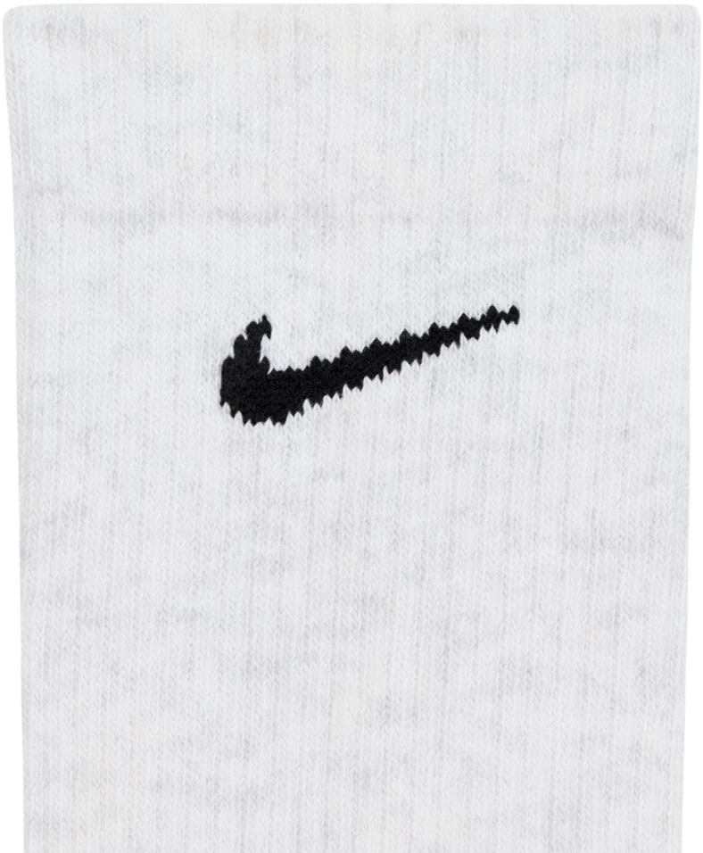 Nike kojinių audinio detalė su logotipu