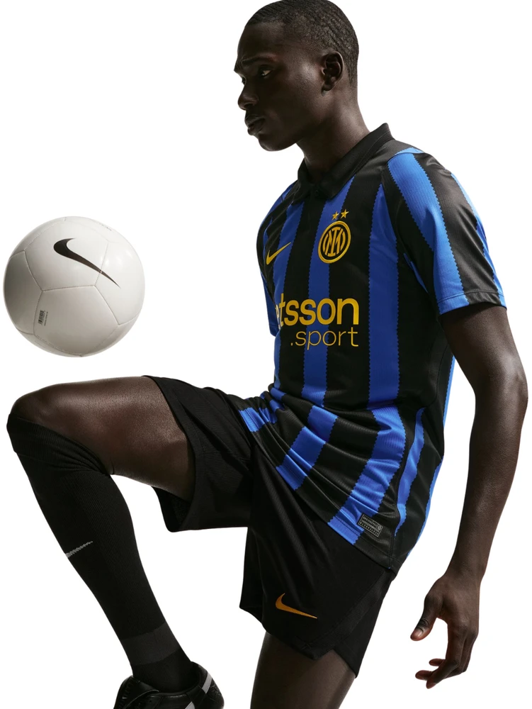 Nike Inter Mediolan šortai ant futbolininko su kamuoliu