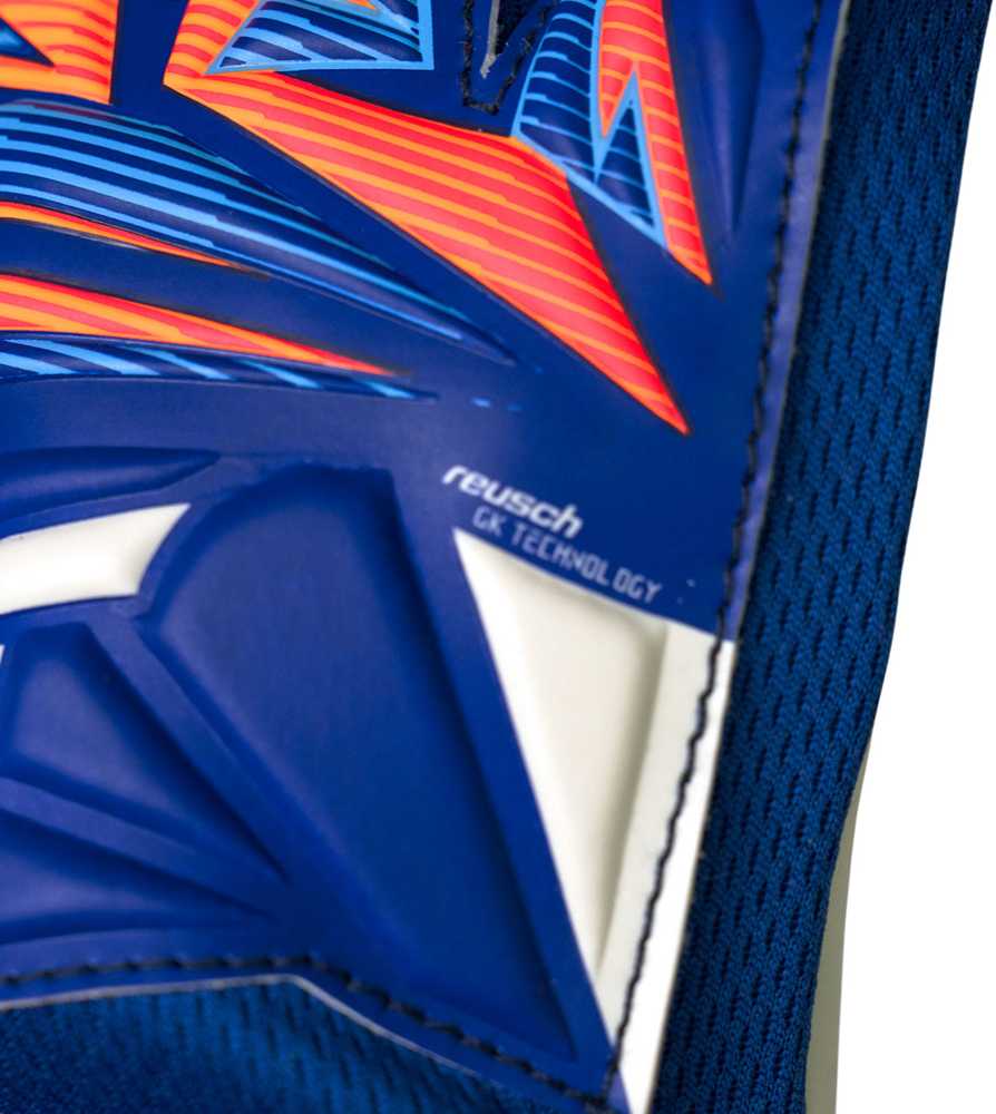 Reusch Attrakt Starter Solid Junior Goalkeeper Gloves 56 72 514 4126