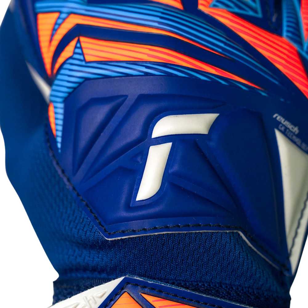 Reusch Attrakt Starter Solid Junior Goalkeeper Gloves 56 72 514 4126