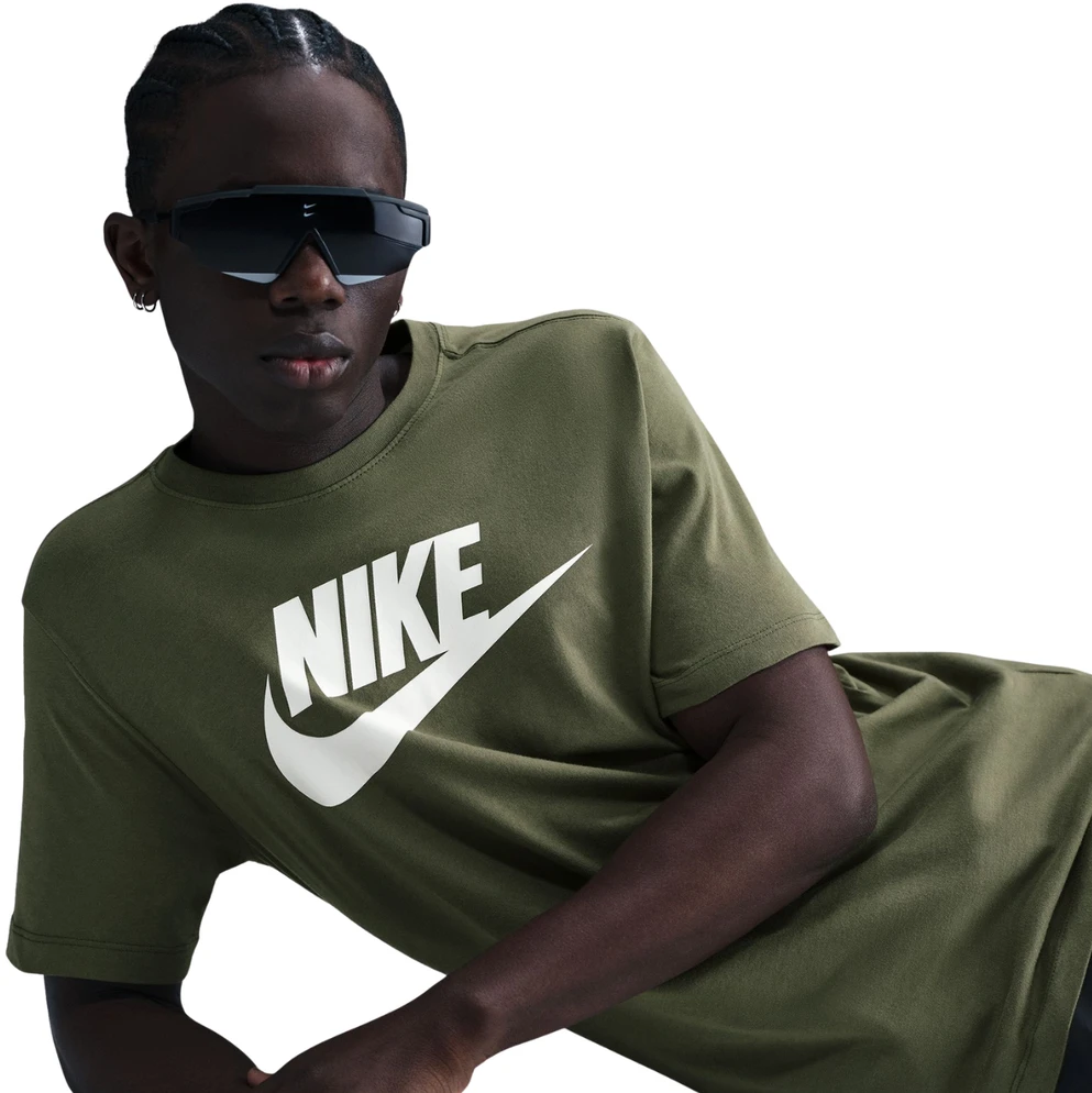 Vyriški marškinėliai Nike Sportswear oliwkowa AR5004 222 (L)