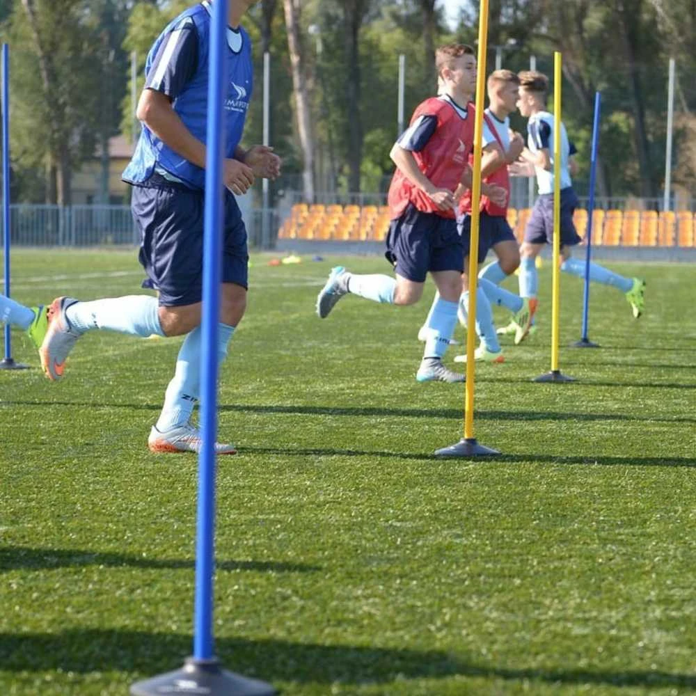 Oranžinė treniruočių lazda futbolo aikštėje