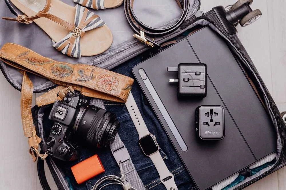 „Verbatim“ universalus kelioninis adapteris UTA-02 su USB-C PD ir USB-A QC jungtimi, Juodas