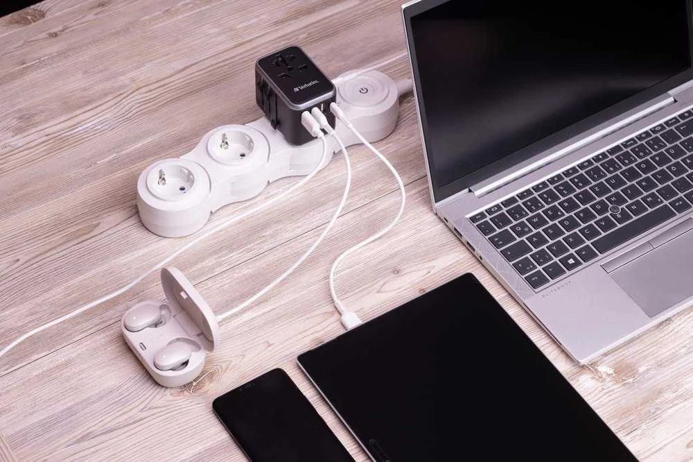 Verbatim Adapteris kelioninis EU/UK/US 3xUSB-A/2xUSB-C PD 61W UTA-04 juodos spalvos 49546