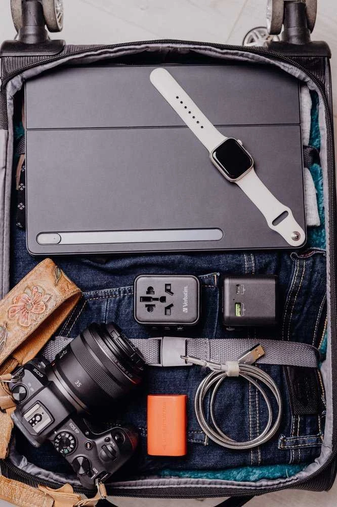 „Verbatim“ universalus kelioninis adapteris UTA-02 su USB-C PD ir USB-A QC jungtimi, Juodas