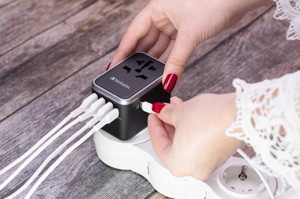 Verbatim Adapteris kelioninis EU/UK/US 3xUSB-A/2xUSB-C PD 61W UTA-04 juodos spalvos 49546