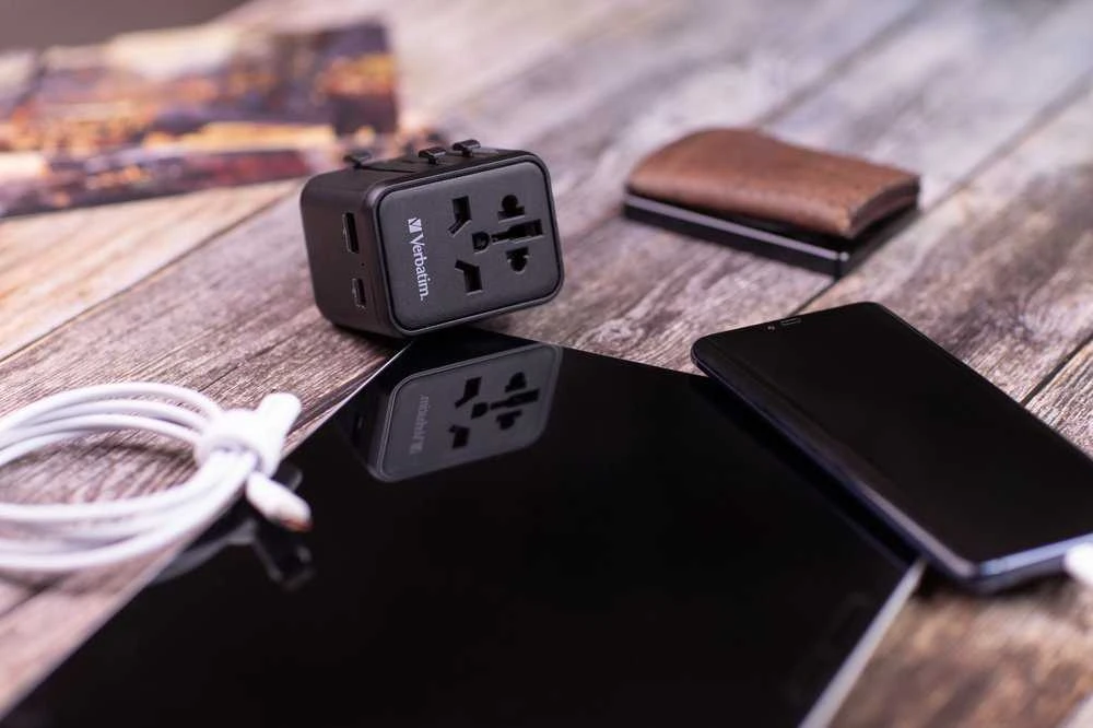 „Verbatim“ universalus kelioninis adapteris UTA-02 su USB-C PD ir USB-A QC jungtimi, Juodas