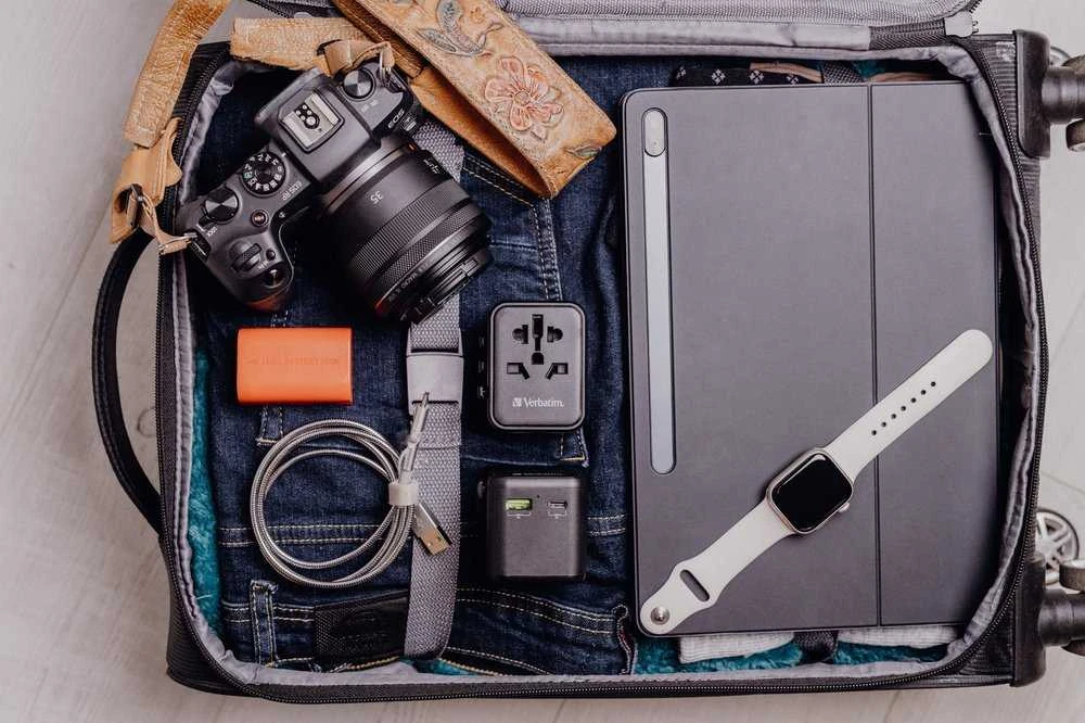 „Verbatim“ universalus kelioninis adapteris UTA-02 su USB-C PD ir USB-A QC jungtimi, Juodas
