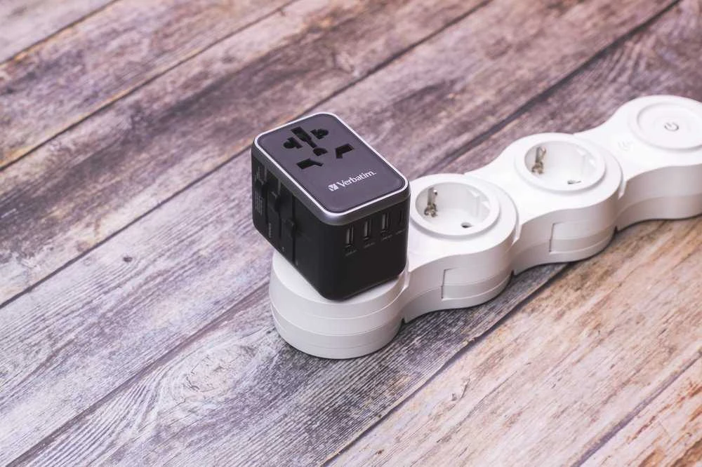 Verbatim Adapteris kelioninis EU/UK/US 3xUSB-A/2xUSB-C PD 61W UTA-04 juodos spalvos 49546