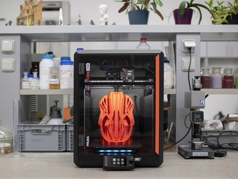 Prusa CORE One 3D spausdintuvas su spaudiniu