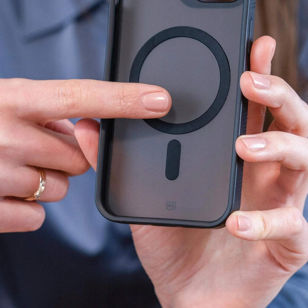 Dėklas „3Mk“ apsauginis 3 mk dūminis „MagCase“, skirtas „iPhone 17 Air“ – juodas pusiau permatomas