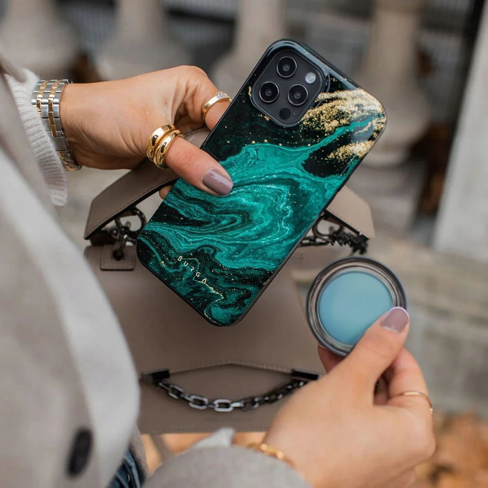 „Burga Emerald Pool“ tvirtas „Magsafe“ dėklas, skirtas „iPhone 15 Pro“
