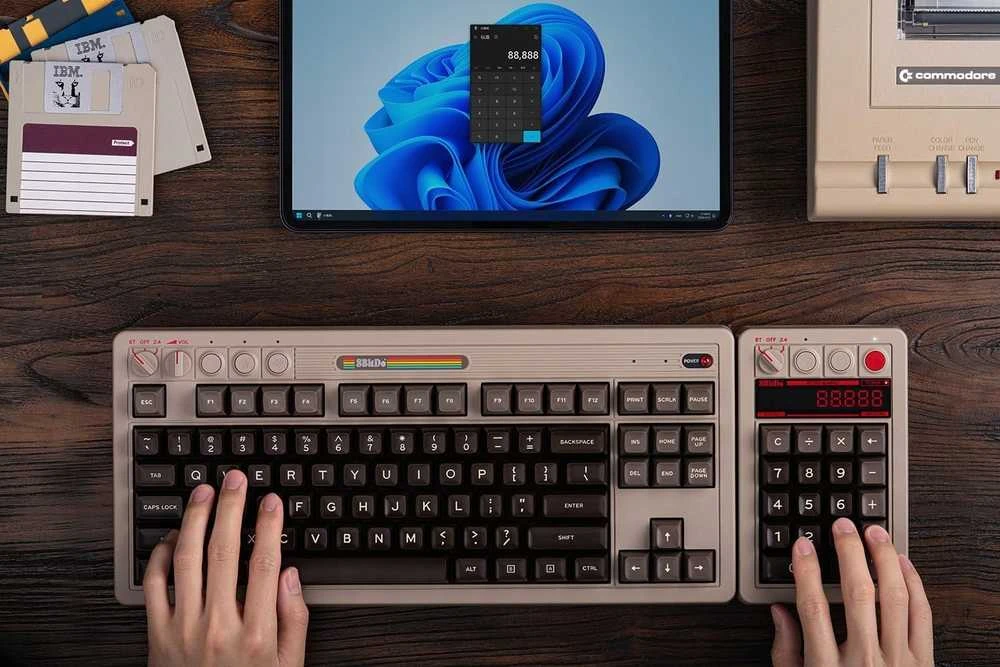 8BitDo mechaninė skaičių klaviatūra su LED ekranu, Bluetooth, 2,4G, C64 Edition, Windows/Android