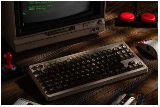 8BitDo Retro Mechaninė klaviatūra - C64 Edition - ISO - UK English - rusvai gelsvas