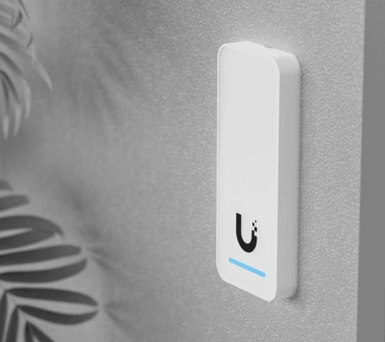Šakotuvas „Ubiquiti UniFi Access“ antros kartos kompaktiškas vidinis/išorinis skaitytuvas organizacijoms su integruotu pasveikinimo garsiakalbiu ir LED blykste.