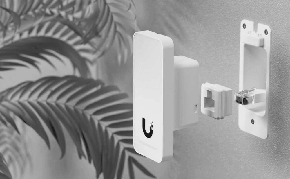 Šakotuvas „Ubiquiti UniFi Access“ antros kartos kompaktiškas vidinis/išorinis skaitytuvas organizacijoms su integruotu pasveikinimo garsiakalbiu ir LED blykste.