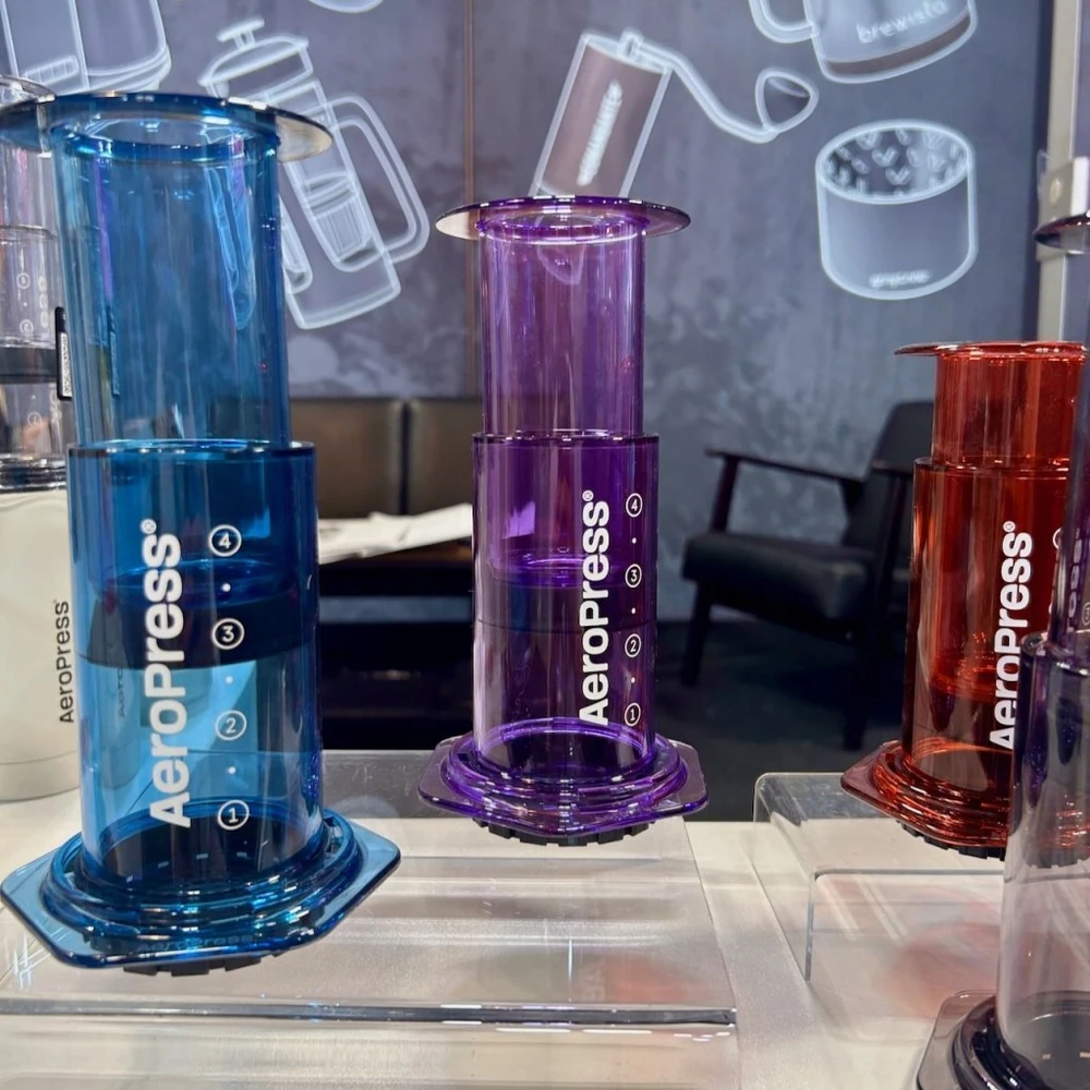 AeroPress – skaidrios mėlynos spalvos kavos virimo aparatas