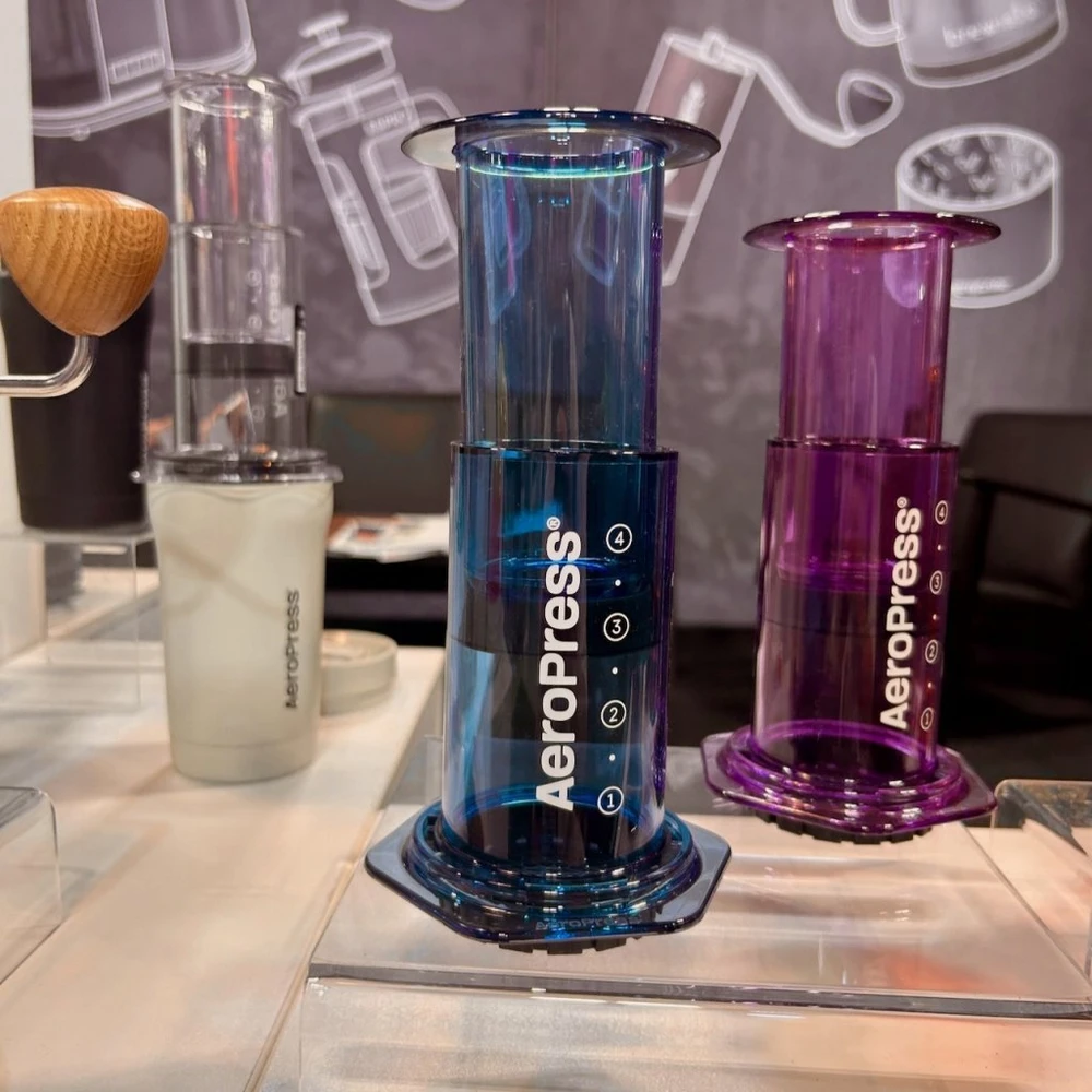 AeroPress – skaidrios mėlynos spalvos kavos virimo aparatas