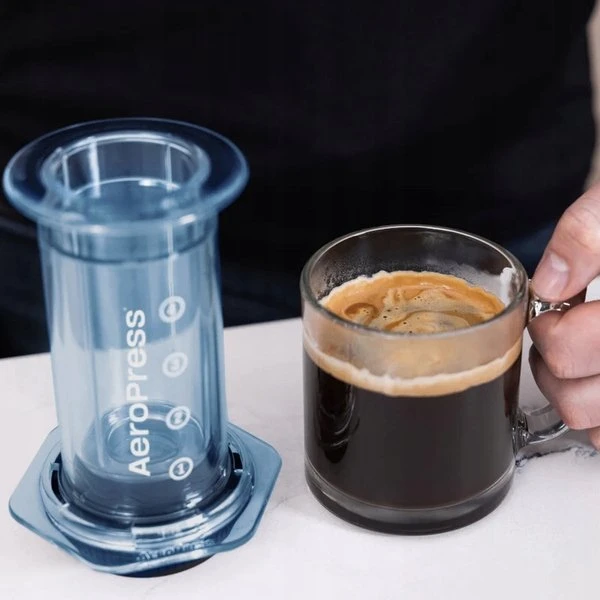 AeroPress – skaidrios mėlynos spalvos kavos virimo aparatas