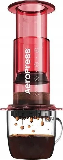 Raudonas AeroPress kavinukas su lašančia kava