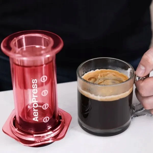 AeroPress – skaidrios raudonos kavos virimo aparatas